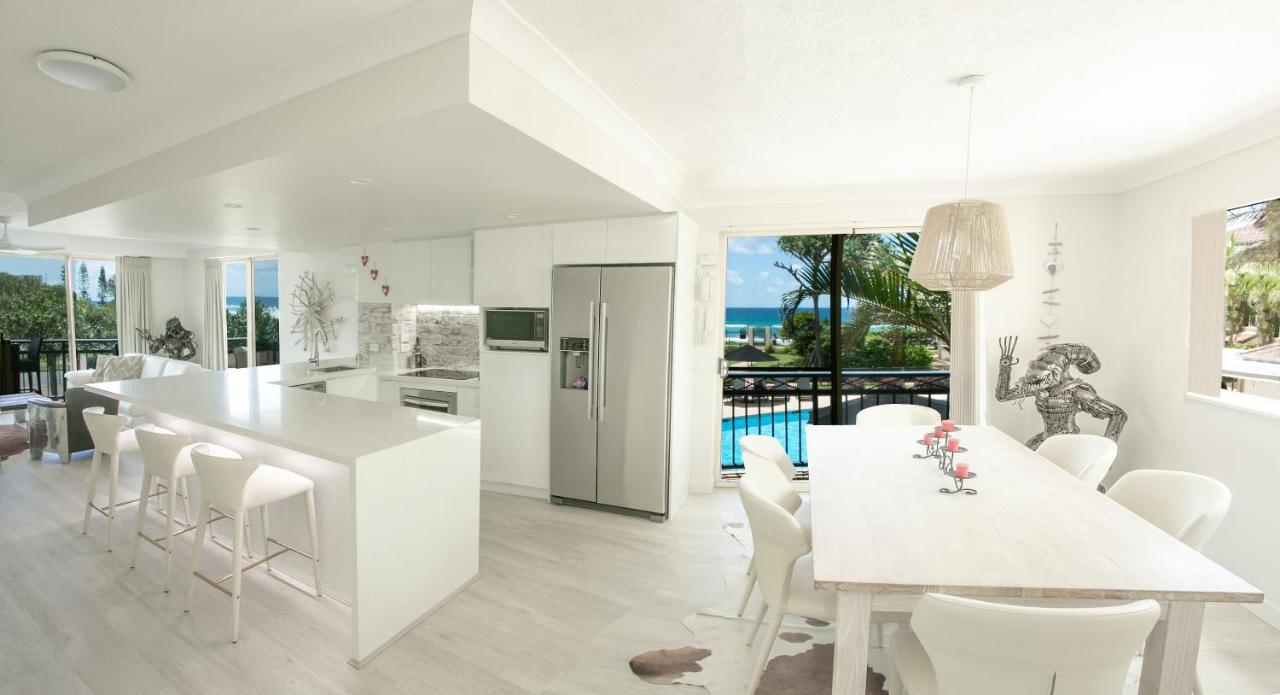Golden Riviera Absolute Beachfront Resort Gold Coast Esterno foto