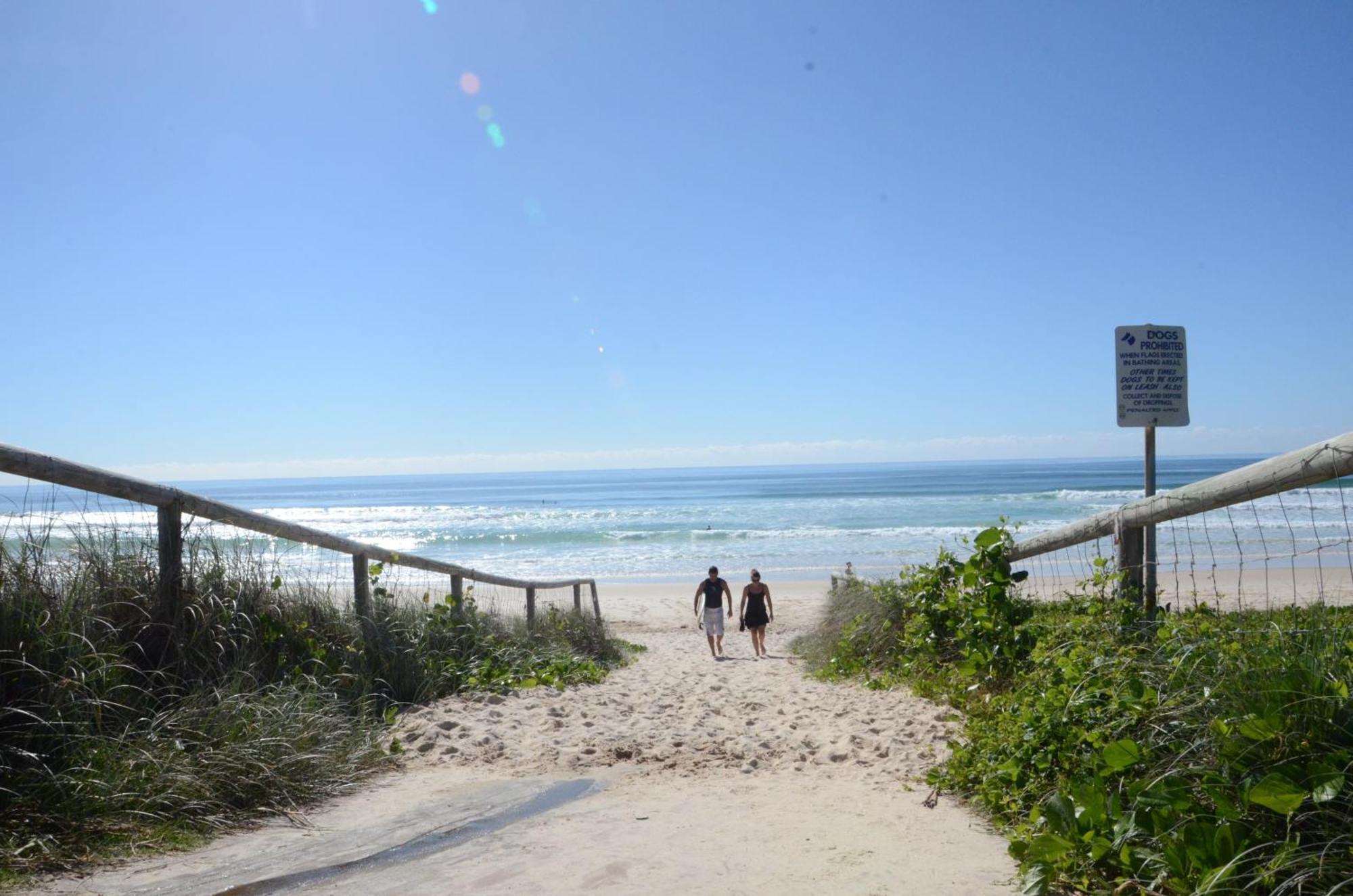 Golden Riviera Absolute Beachfront Resort Gold Coast Esterno foto